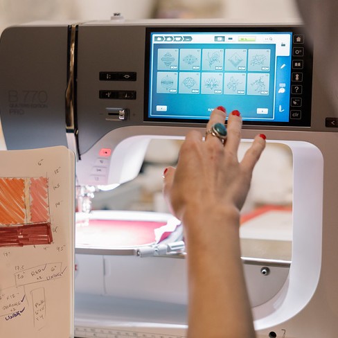 BERNINA_B770PRO_BigKF_Touchscreen.jpg