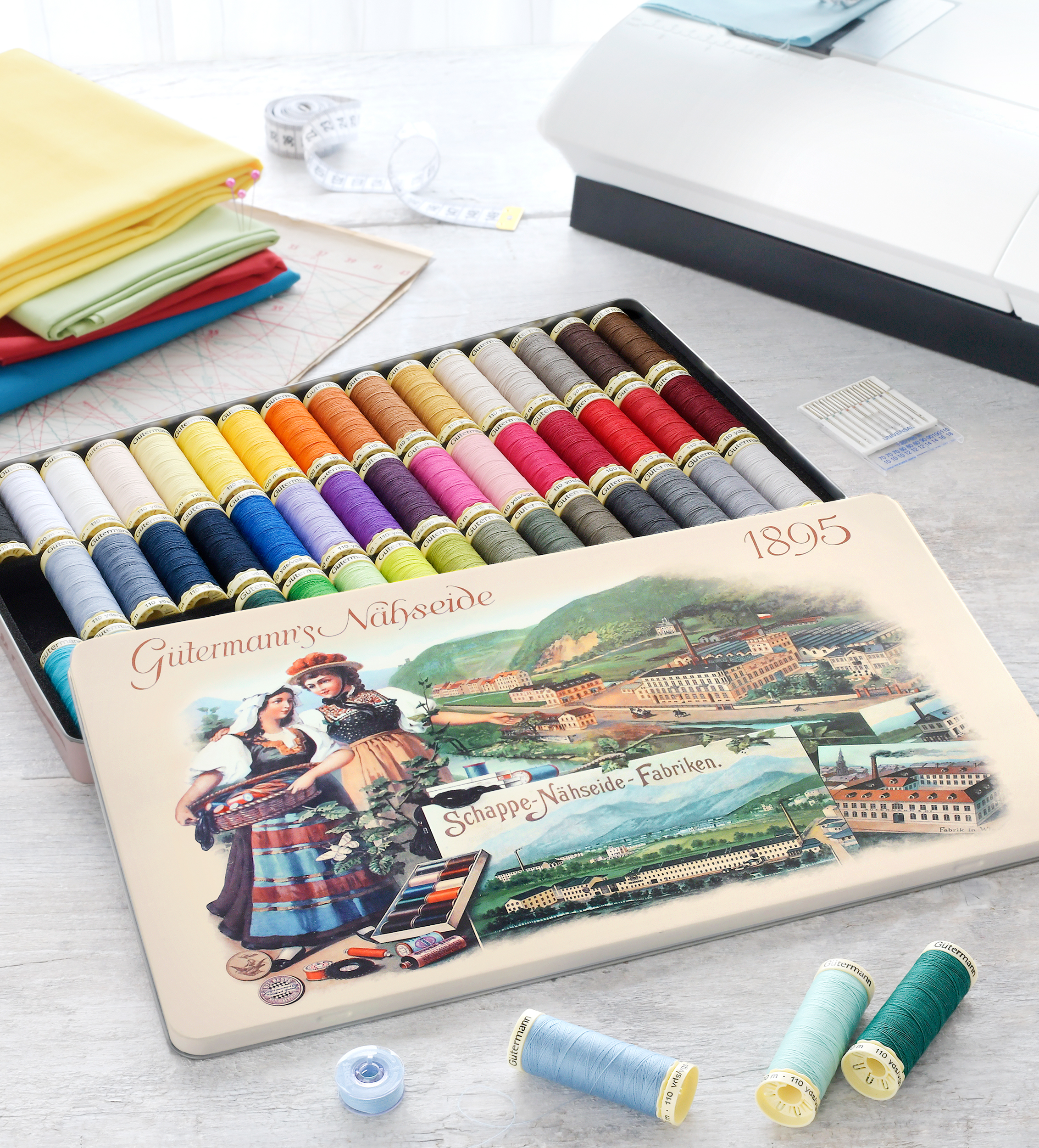 Macchina per cucire multiuso Nostalgia box con 48 spoline